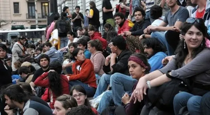 Chile y México, entre los países que tienen más jóvenes que no trabajan ni estudian, según la OCDE
