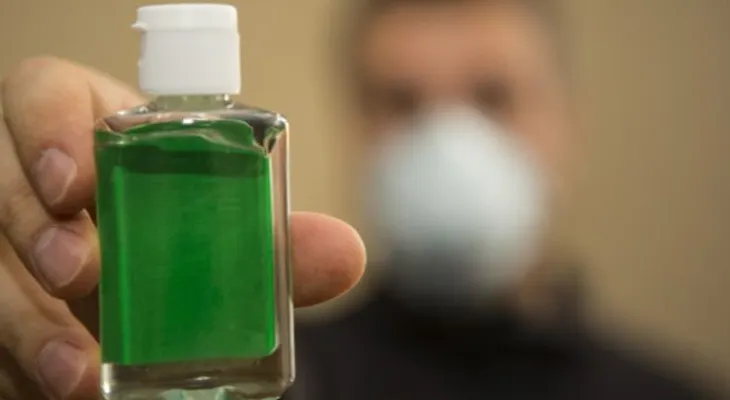 La peligrosa moda de beberse el gel antibacterial para emborracharse