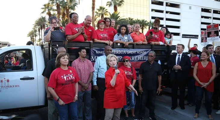 Clinton provoca a Trump afuera de su hotel en Las Vegas