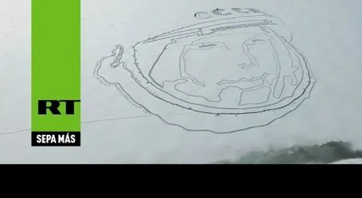 Aparece un gigantesco retrato de Gagarin en un lago congelado en Rusia