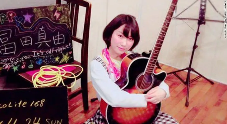 Fanático apuñala más de 20 veces a estrella de pop japonesa