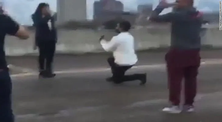 Hombre cierra autopista interestatal para hacer propuesta de matrimonio