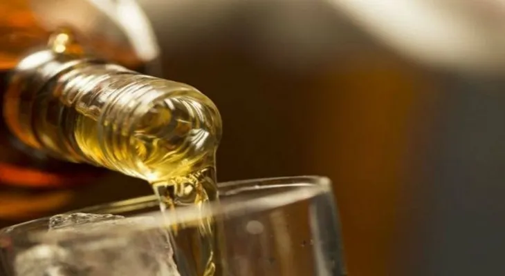 Alcohol adulterado provoca más 140 muertos en el noreste de India
