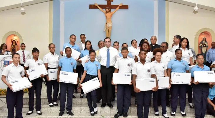 MinistroAndrés Navarro lleva soluciones concretas a barrios Capotillo y Simón Bolívar para elevar la calidad educativa