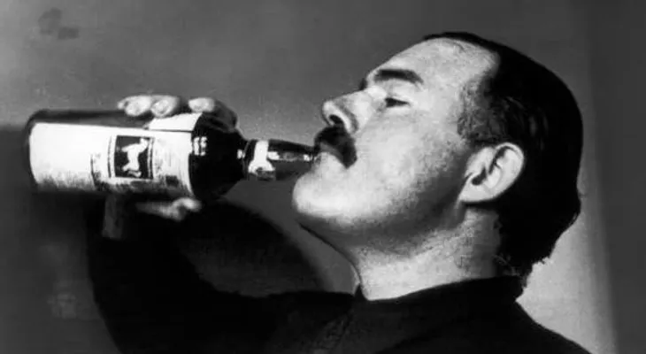 Un libro bucea en los autores que necesitaban el alcohol para crear