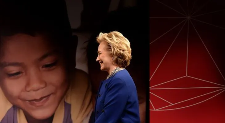 Video: una mujer le lanzó un zapato a Hillary Clinton