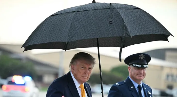 Trump amenaza con golpear "muy duro" a Irán si se confirma su vínculo con el ataque a un vuelo de Flydubai