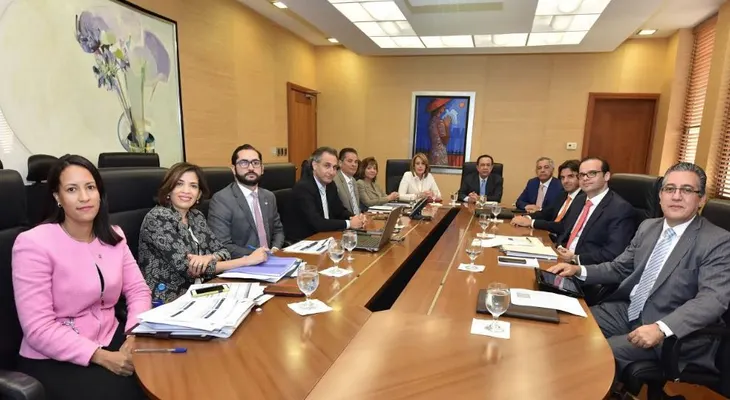 Valdez Albizu y ministro Hacienda evalúan condiciones economía; garantizan estabilidad macroeconómica  