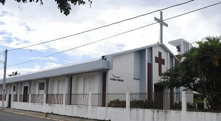 Feligresa se enfrenta a sacerdote en plena misa en Fantino