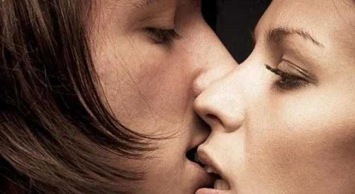 Un único beso transmite 80 millones de bacterias