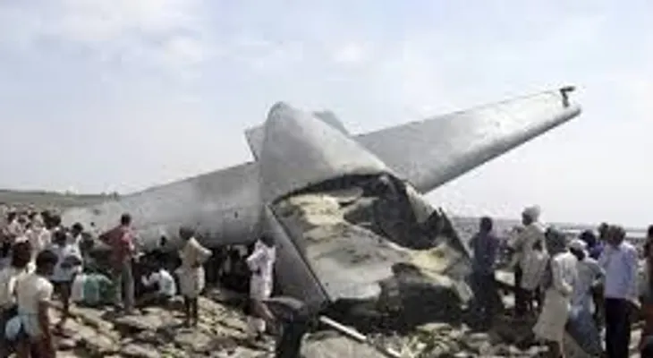 Mueren 5 personas en la India: Se estrella avión Fuerza Aérea