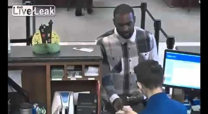 Un hombre armado con un papel asalta un banco: ¿qué decía la nota?
