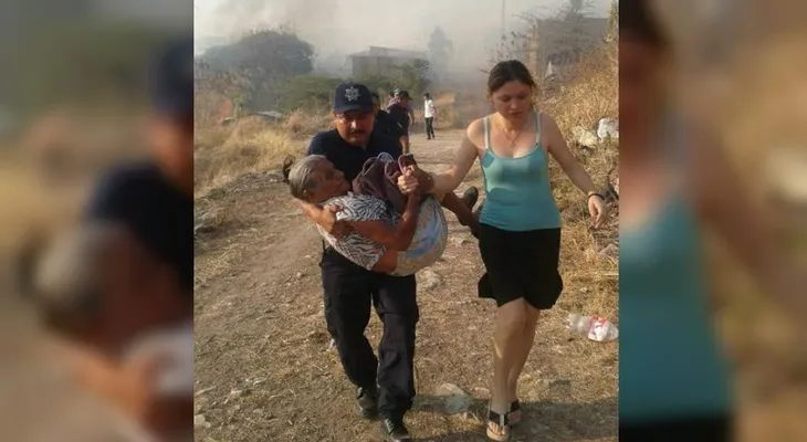 Policía mexicano salva a anciana de 90 años en un incendio