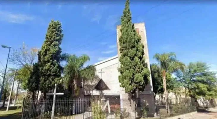 En plena misa un sacerdote evitó que un hombre matara a su ex pareja 