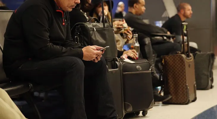 Aprende a proteger tu celular de agentes de inmigración si viajas a Estados Unidos