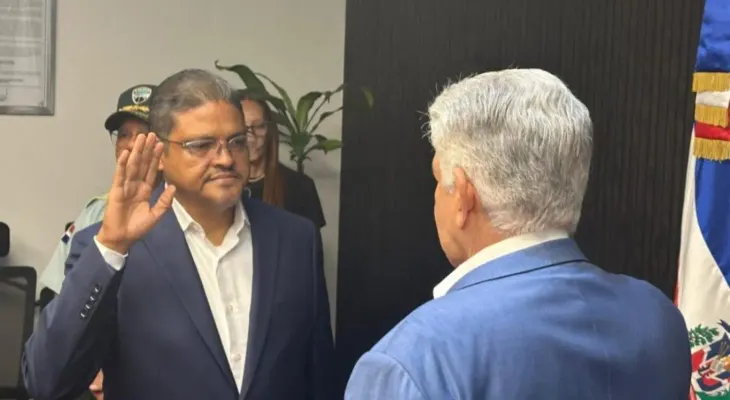Eduardo Estrella juramenta a Juan Manuel Méndez como nuevo director del Intrant