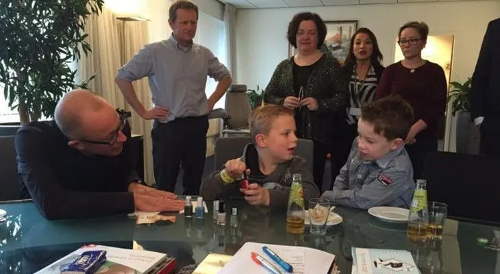 Un niño con cáncer terminal recauda dos millones de dólares pintando uñas
