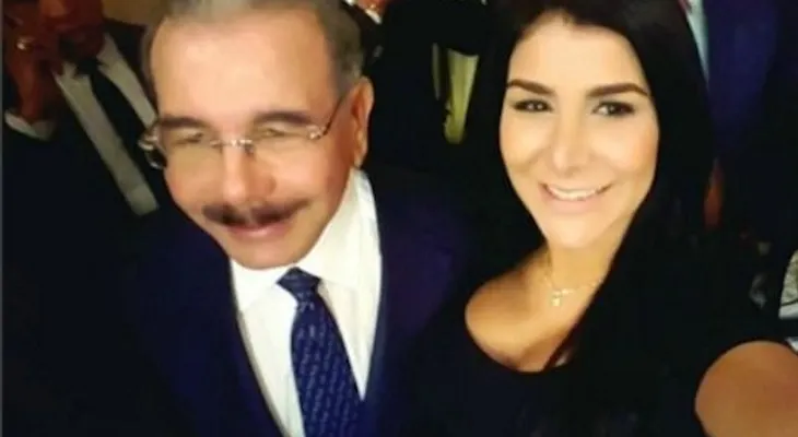 Critican DM se tirara selfie con modelo que salió desnuda en Playboy