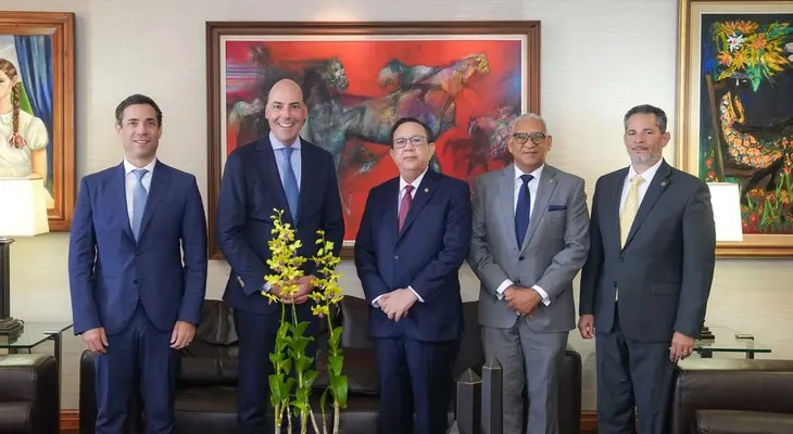 Valdez Albizu pasa revista con ejecutivos de Scotiabank a la economía dominicana durante 2023 y su atractivo para el exterior