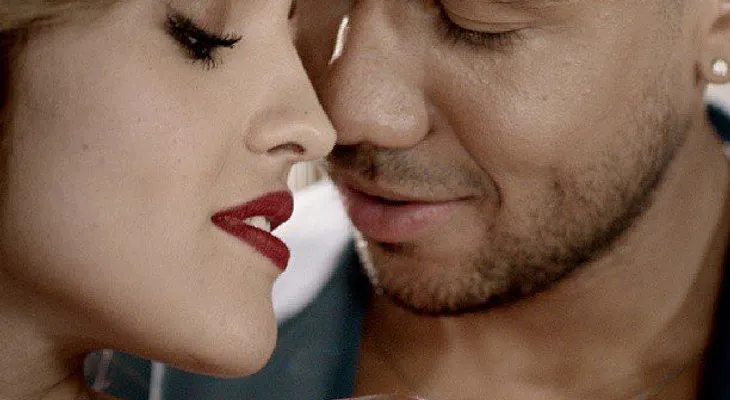 Elza González y Romeo Santos "arden" de pasión