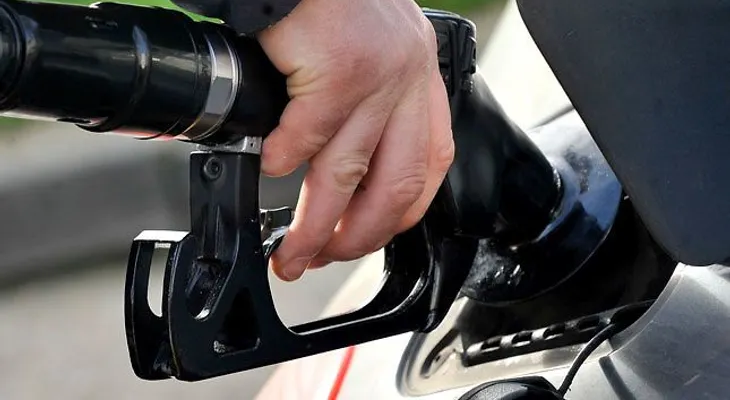 Industria y Comercio aumenta RD$2.00 a precios gasolinas