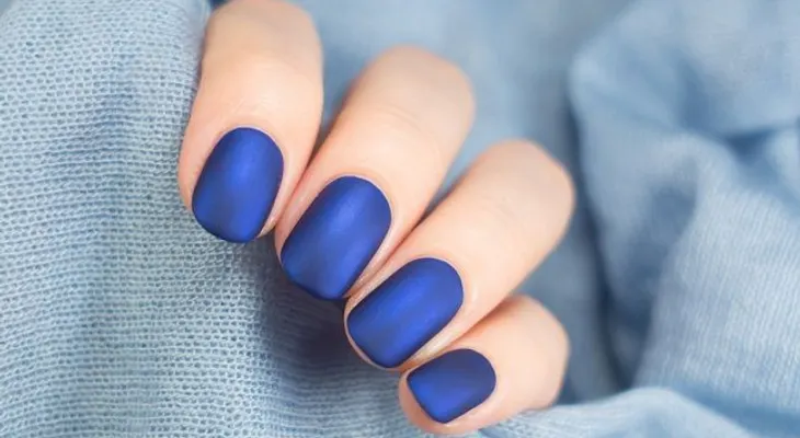 Cómo hacer pintura de uñas mate y casera