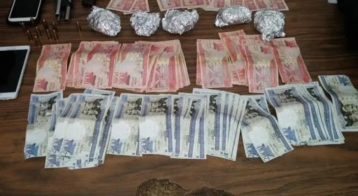 Detienen a miembro DNCD y exagente policial con supuesta droga y copias de billetes