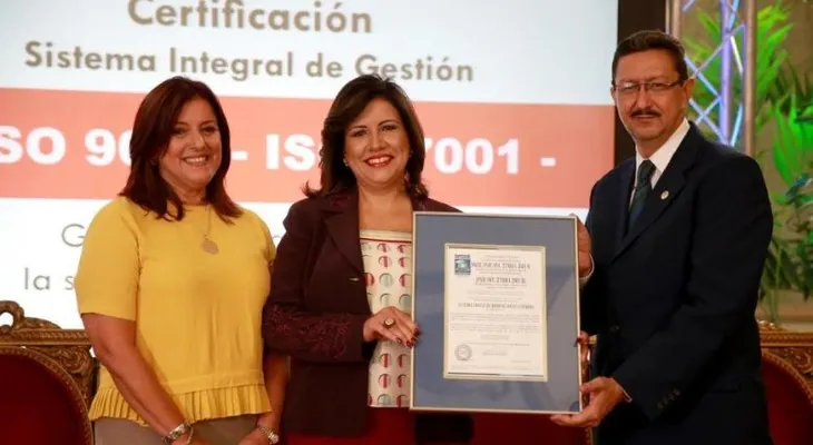 Vicepresidenta recibe certificaciones ISO obtuvo el Siuben