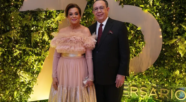 Valdez Albizu y su esposa ofrecieron una cena de gala en honor de los miembros de la Junta Monetaria