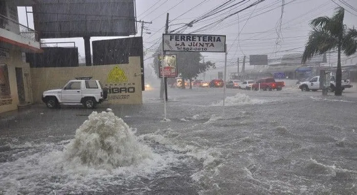 Más de 150 casas afectadas y decenas de desplazados por inundaciones en Santiago