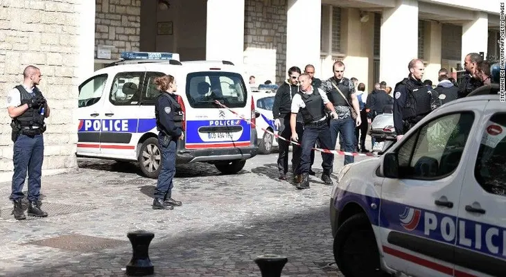 Ataque en París: un auto atropelló a un grupo de soldados dejando al menos 3 heridos de gravedad