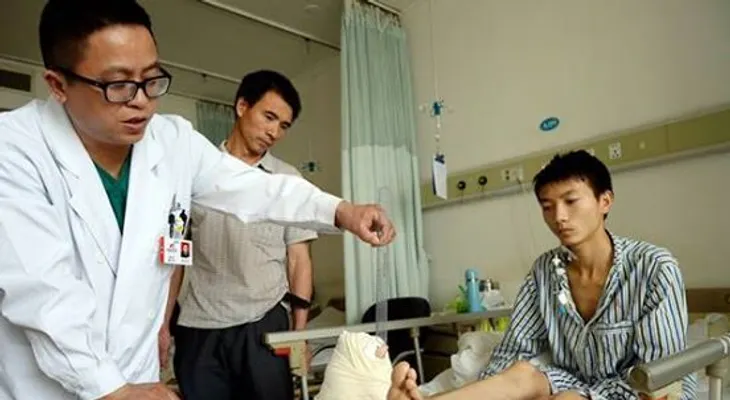 Operan un joven chino de elefantiasis en el pie