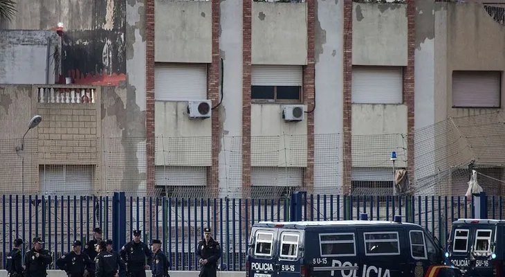 Un hombre ataca con un cuchillo a policías españoles en un puesto fronterizo