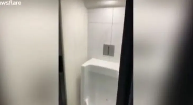"Fui al baño de un restaurant, pero ¿cómo?, esto es una nevera!", sorprendido de su extravagante diseño