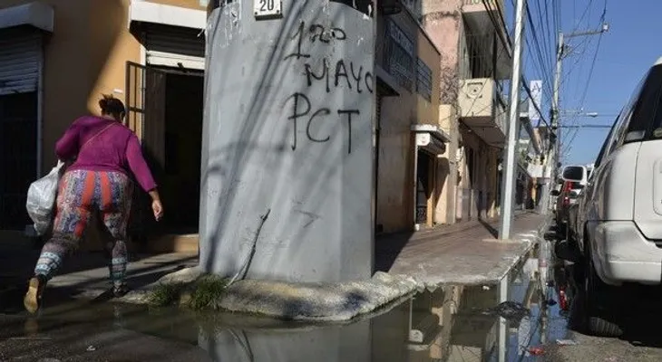 Agua pestilente apozada cerca del Palacio Nacional
