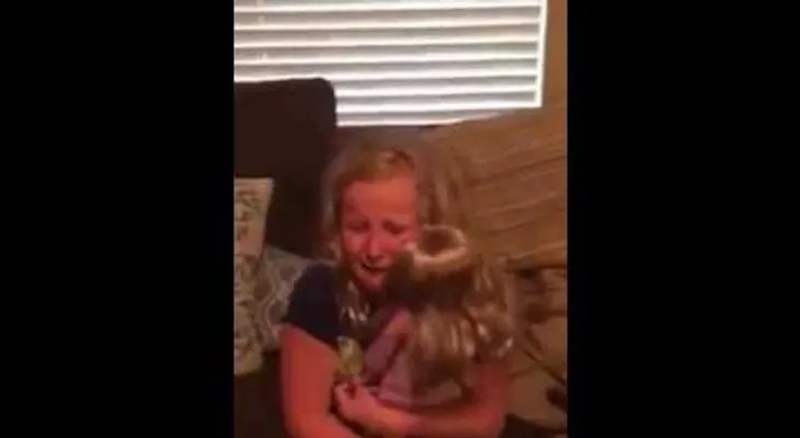 La conmovedora reacción de una niña cuando le regalan una muñeca