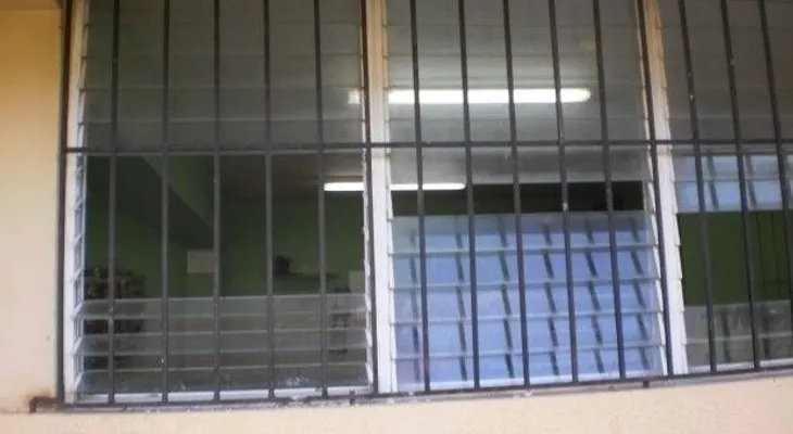 Comunitarios atacan a pedradas liceo del cual robaban luz
