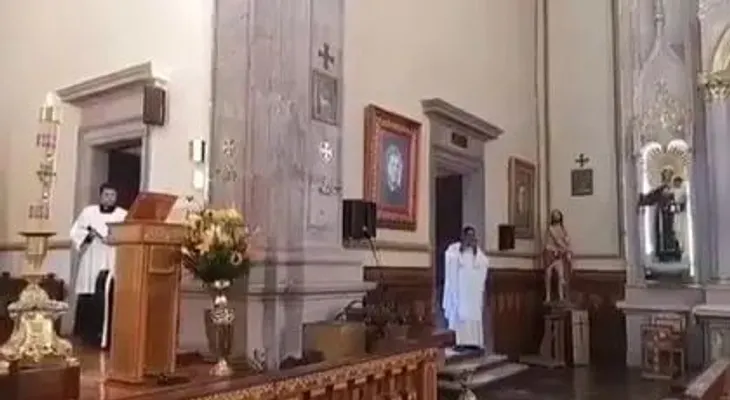 El papa Francisco sorprende a un sacerdote mexicano con un llamado en plena misa