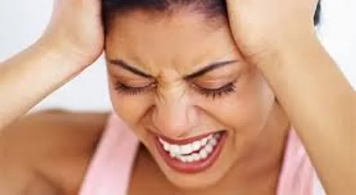 La migraña, no es un simple dolor de cabeza; puede sentir náuseas, vómitos o sensibilidad a la luz y el sonido