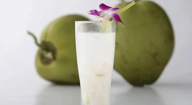 Esto es lo que sucede cuando tomas agua de coco 