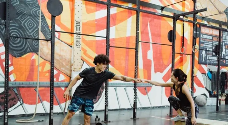 La generación Z cambia las copas por las pesas: el gimnasio se convierte en el nuevo punto de encuentro social