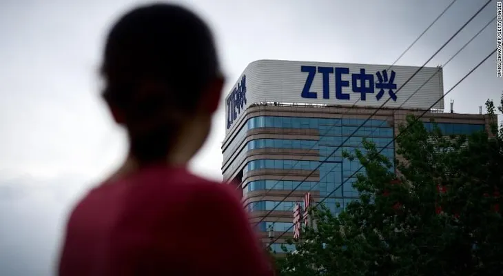 EE.UU. le da un alivio a la gigante china de tecnología ZTE y le permite reiniciar algunas de sus actividades