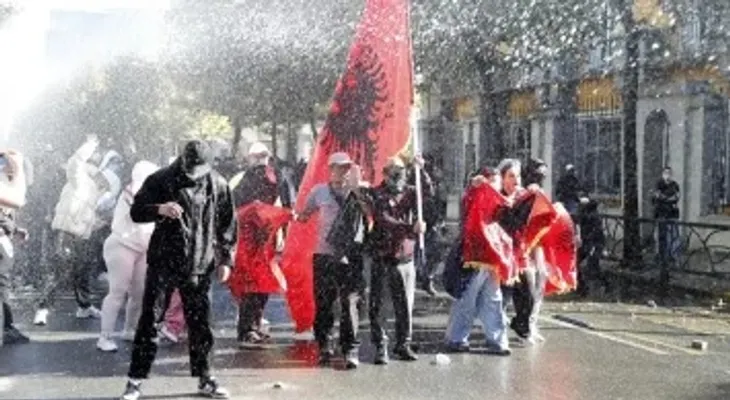 Tirana recupera la calma tras cuatro días de protestas estudiantiles con 127 detenidos