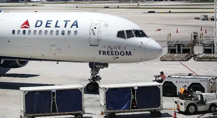 Delta cancela 100 vuelos para este martes