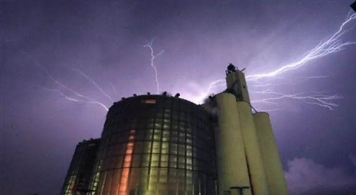 Tornado azota zona de Kansas por 90 minutos y daña 20 viviendas