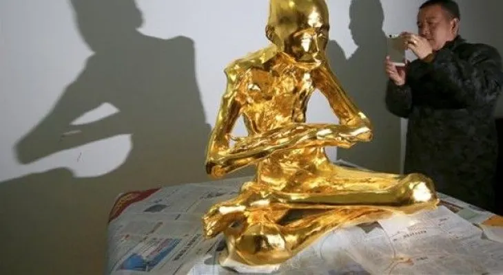 Momifican y cubren de oro a monje chino