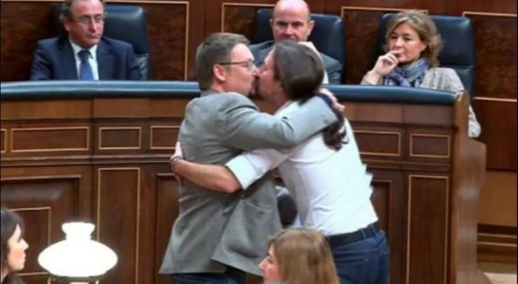 Beso en la boca de diputados españoles Pablo Iglesias y Xavier Domènech causa revuelo en redes