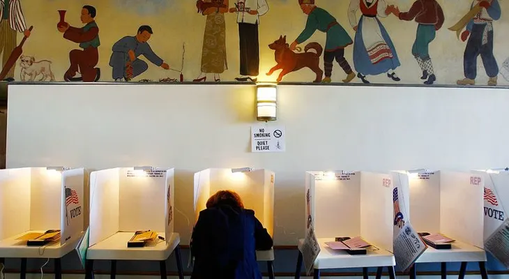 Encuestas muestran alejamiento del voto latino de Trump y su posible efecto en las elecciones intermedias