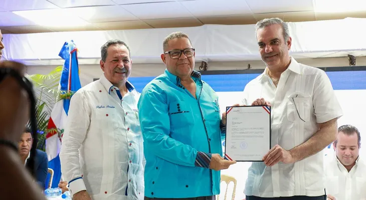 Presidente Abinader entrega más de 41 millones de pesos en préstamos y financiamientos a 244 microempresarios