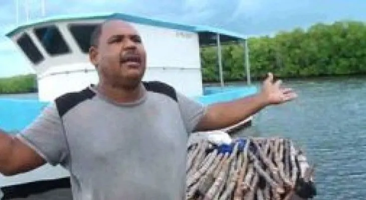 Pescadores de Manzanillo destruyen embarcación de haitianos depredaban manglar